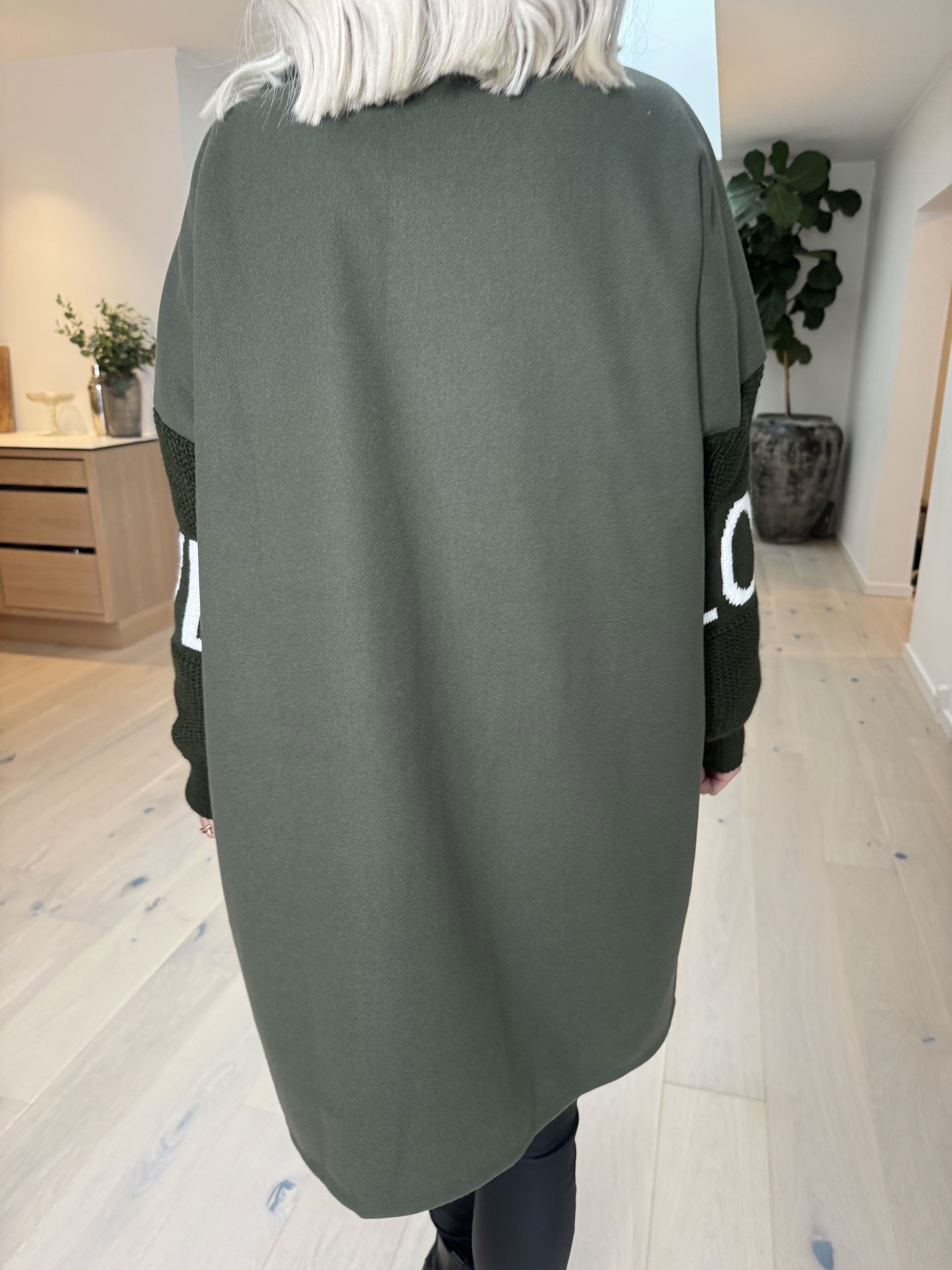 Debbie Short - Jacka med stickade ärmar